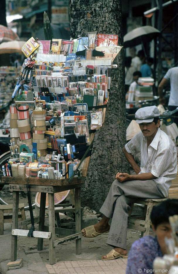 Người dân mưu sinh ở vỉa hè Sài Gòn, 1991.